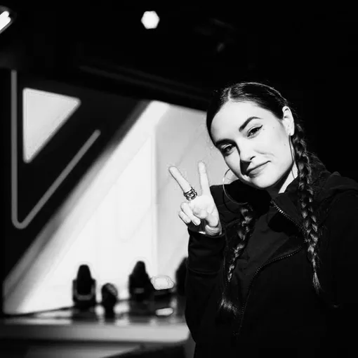 Шұлықтағы Саша Грей