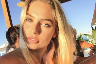 Обнажила живот и подняла юбку: Наталья Рудова пофлиртовала с мужчинами Обнажила живот и подняла юбку: Наталья Рудова пофлиртовала с мужчинами