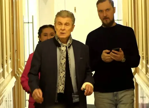 Лев Лещенко с загипсованной рукой приехал на концерт в Кремле