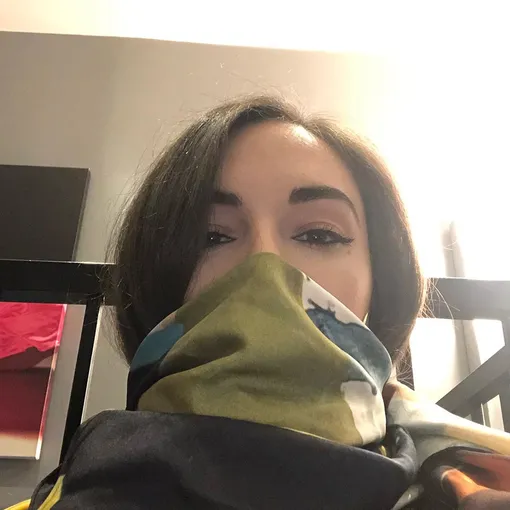 Грей предпочитает естественный макияж с тонкими стрелками, но иногда экспериментирует с образом