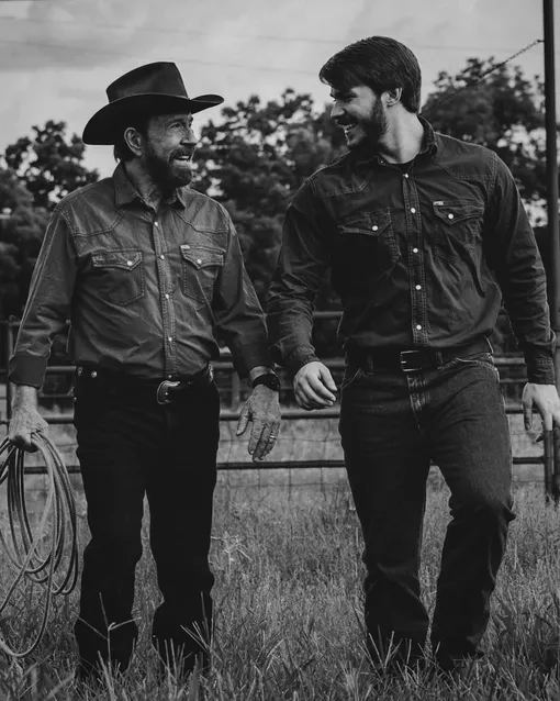 Дакота Норрис обратился к отцу Дакота Норрис обратился к отцу