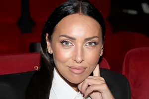 «Я сказала "да"»: Алсу в свадебном платье и фате обратилась к поклонникам