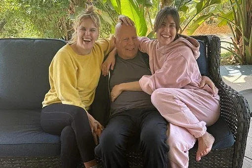 Дочь Брюса Уиллиса показала редкое фото с улыбающимся актером, страдающим деменцией Дочь Брюса Уиллиса показала редкое фото с улыбающимся актером, страдающим деменцией