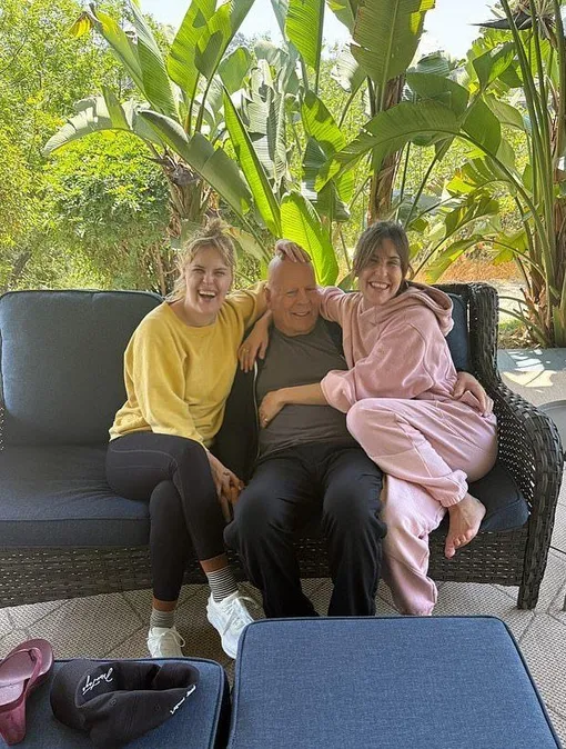 Брюс Уиллис с дочерьми Скаут и Таллулой Брюс Уиллис с дочерьми Скаут и Таллулой