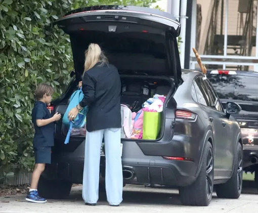 Анна Курникова привезла детей на автомобиле на школьные занятия