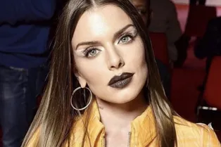 Джулия Фокс в прозрачном костюме с принтом под зебру появилась на Неделе моды в Нью-Йорке Джулия Фокс в прозрачном костюме с принтом под зебру появилась на Неделе моды в Нью-Йорке