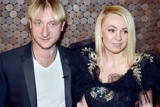 Яна Рудковская пришла на премьеру фильма «Герой» в платье за 700 тысяч рублей Яна Рудковская пришла на премьеру фильма «Герой» в платье за 700 тысяч рублей