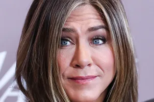 «Я капризная девочка»: Дженнифер Энистон показала смешной снимок бэкстейджа