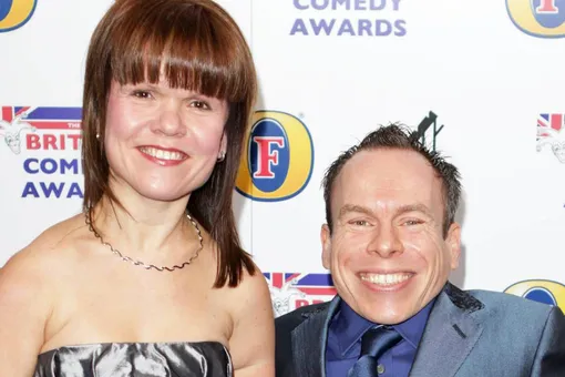 Актер «Гарри Поттера» Уорвик Дэвис после смерти жены подал в суд на больницу Актер «Гарри Поттера» Уорвик Дэвис после смерти жены подал в суд на больницу