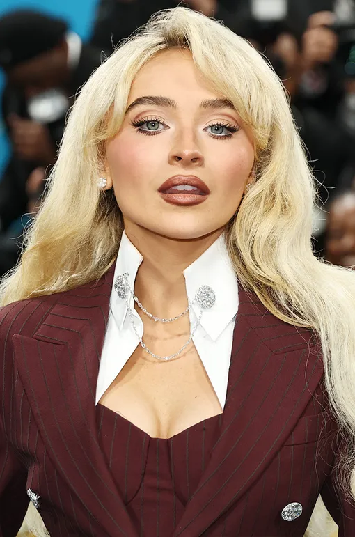 Сабрину Карпентер смело можно считать амбассадором челки-шторки среди блондинок с густым волосами