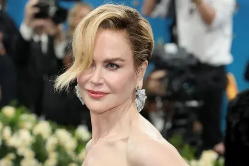 Николь Кидман в дерзком наряде без бюстгальтера появилась на модном показе в Париже Николь Кидман в дерзком наряде без бюстгальтера появилась на модном показе в Париже