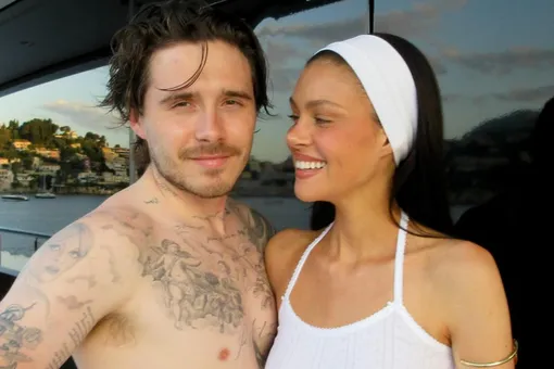 Жена Бруклина Бекхэма снялась полностью обнаженной в ванне