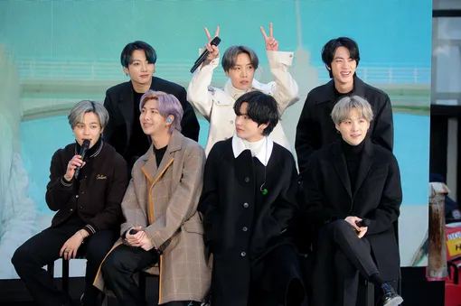 В Сети появилась петиция против выступлений Шуги из BTS (крайний справа в нижнем ряду) на телевидении