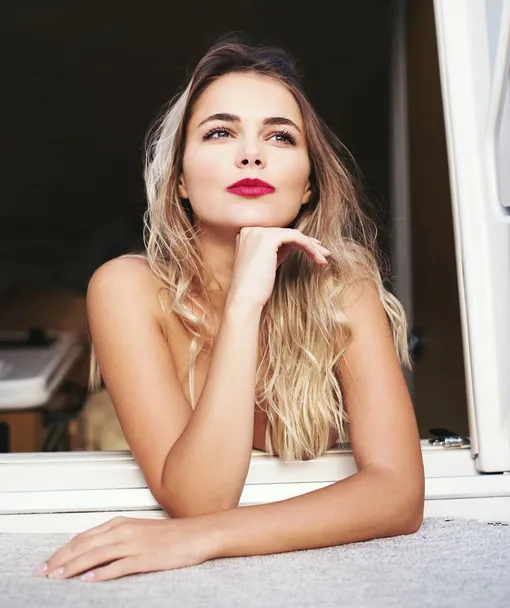 Девушка гордится выразительной внешностью