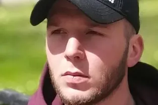 «Родители выпивают и ссорятся постоянно»: сосед бросившего ребенка на пол в Шереметьево наркомана рассказал о его семье «Родители выпивают и ссорятся постоянно»: сосед бросившего ребенка на пол в Шереметьево наркомана рассказал о его семье