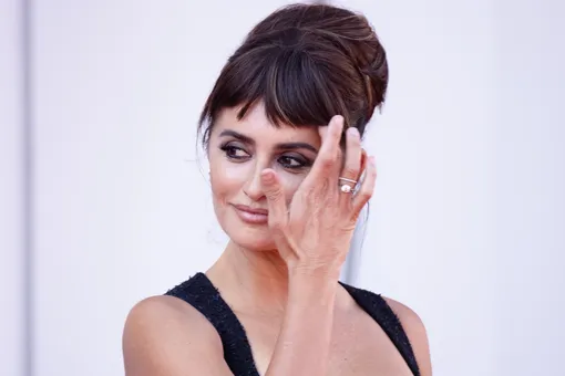 «Декольте завораживает!»: Пенелопа Крус в элегантном платье в Венеции восхитила фанатов