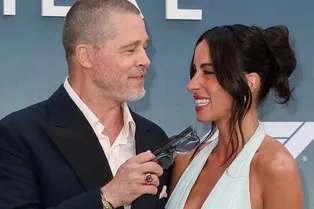 Брэд Питт и Инес Де Рамон в прозрачном «свадебном» наряде с декольте появились на премьере в Нью-Йорке Брэд Питт и Инес Де Рамон в прозрачном «свадебном» наряде с декольте появились на премьере в Нью-Йорке