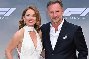 Джери Холлиуэлл в платье с глубоким декольте обнимала мужа на премьере после скандальных обвинений в его адрес Джери Холлиуэлл в платье с глубоким декольте обнимала мужа на премьере после скандальных обвинений в его адрес