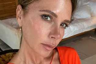 «Удивительно молоденькая!»: Викторию Бекхэм посчитали ровесницей невестки и сына «Удивительно молоденькая!»: Викторию Бекхэм посчитали ровесницей невестки и сына