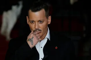 54-летний Джонни Депп сменил прическу и резко помолодел 54-летний Джонни Депп сменил прическу и резко помолодел