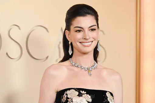 Cекрет красоты Энн Хэтэуэй, который помогает ей выглядеть менее уставшей Cекрет красоты Энн Хэтэуэй, который помогает ей выглядеть менее уставшей