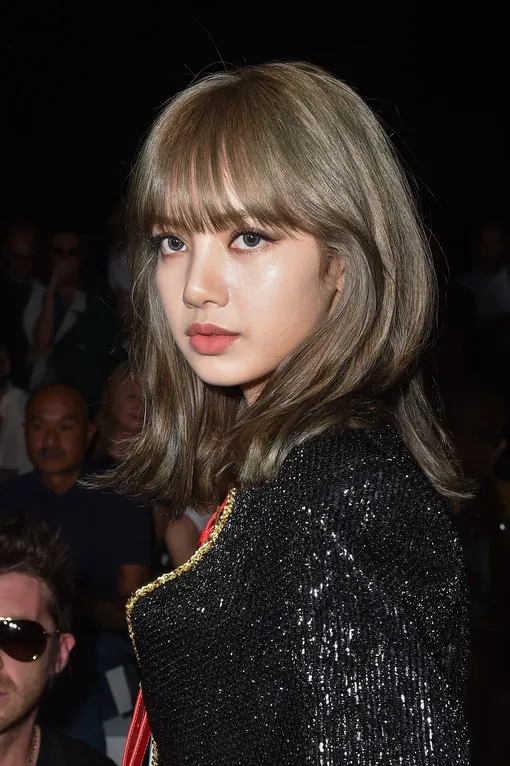 Мягкая челка на круглом лице Лалисы Манобан смотрится нежно и совсем ее не полнит