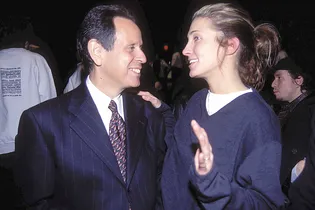 Элементарный фешен-прием Кэролин Бессет-Кеннеди с белой футболкой, который инфлюенсеры повторяют этой весной