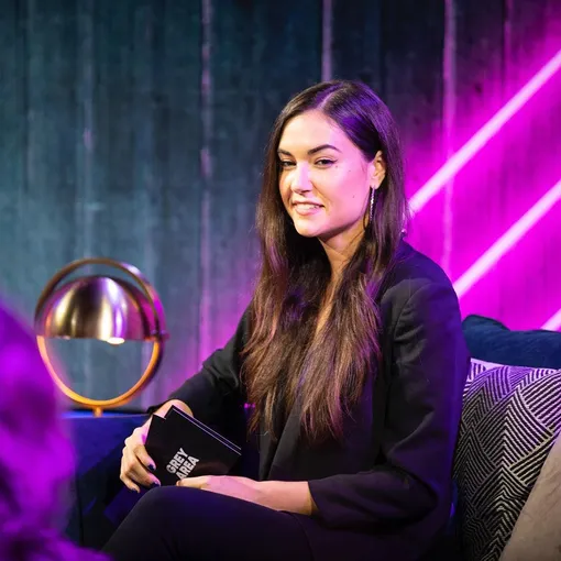 Саша Грей охотно дает интервью журналистам