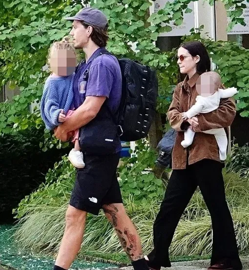 Райли Кио с мужем и детьми