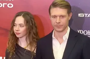 Никита Ефремов с младшей сестрой Верой появились на премьере сериала «Хроники русской революции» Никита Ефремов с младшей сестрой Верой появились на премьере сериала «Хроники русской революции»