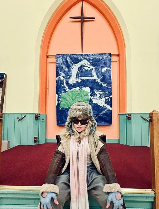 Мадонна позировала в шапке-ушанке с советской символикой