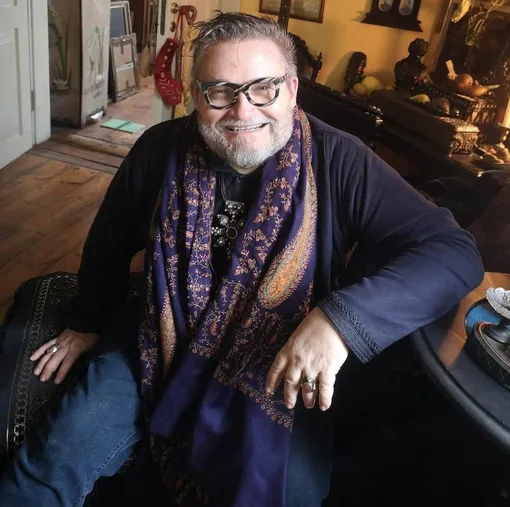 Александр Васильев живет в эмиграции