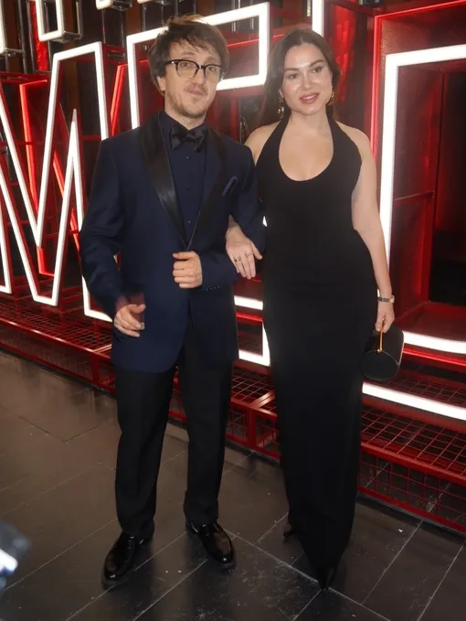 Денис Дорохов с женой на съемках новогоднего шоу