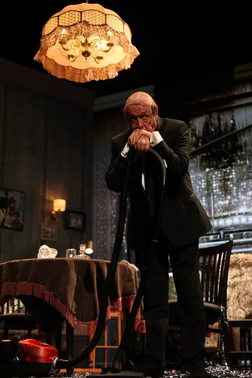 Михаил Ефремов в спектакле «Без свидетелей»