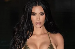 Звезда в крошечном синем бикини и облегающих шортах: Ким Кардашьян занялась серфингом на берегу океана Звезда в крошечном синем бикини и облегающих шортах: Ким Кардашьян занялась серфингом на берегу океана