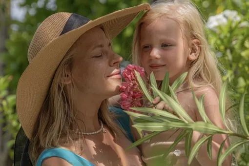 «Случилось жестокое нападение на мою косметичку!»: Александра Ребенок показала умилительное видео с дочерью