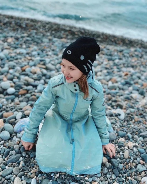 Элина воспитывает дочь Александру