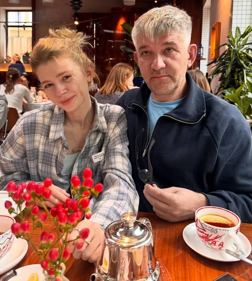 Анастасия Уколова и ее отец в ресторане Анастасия Уколова и ее отец в ресторане