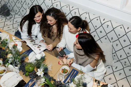 Виктория Дайнеко, Павел Попов, Женя Малахова и другие гости бранча в честь выхода нового номера журнала VOICE