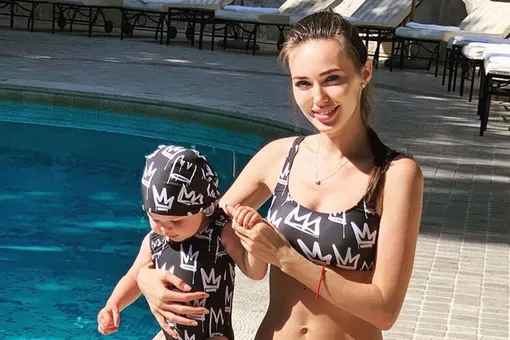 Анастасия Костенко и ее годовалая дочь позировали в парных купальниках в Италии Анастасия Костенко и ее годовалая дочь позировали в парных купальниках в Италии