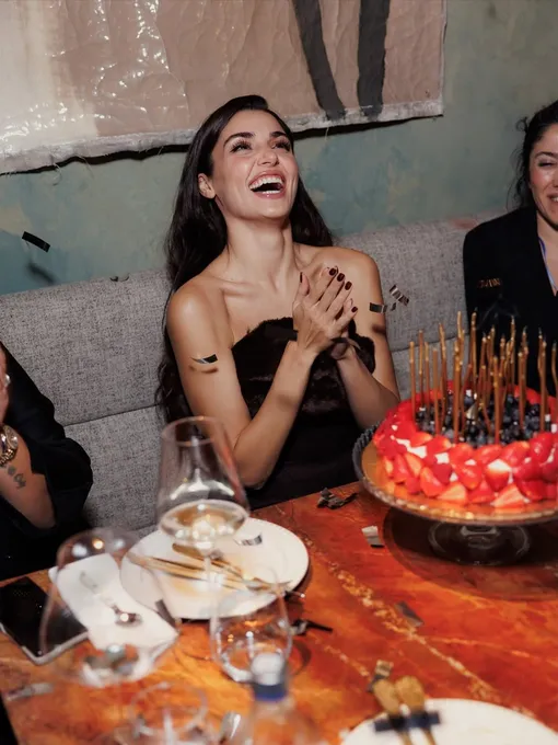 Ханде Эрчел отметила 34-летие в Москве