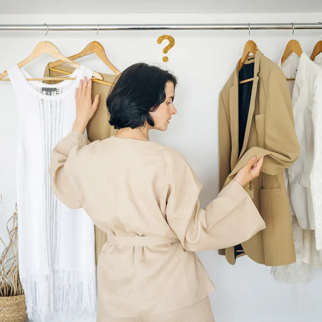 Что нельзя выбрасывать из гардероба: вещи, которые не выйдут из моды