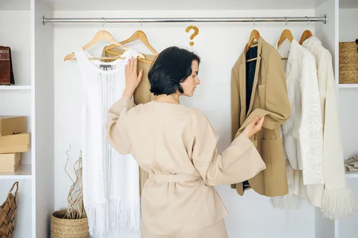 Что нельзя выбрасывать из гардероба: вещи, которые не выйдут из моды