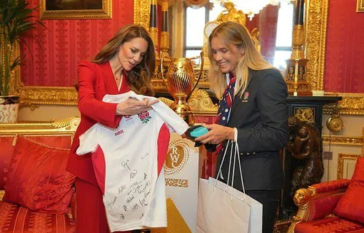 Кейт Миддлтон внимательно рассмотрела футболку с автографами спортсменок