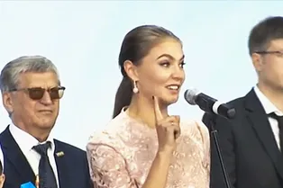 Алина Кабаева озадачила прессу золотым кольцом на безымянном пальце Алина Кабаева озадачила прессу золотым кольцом на безымянном пальце