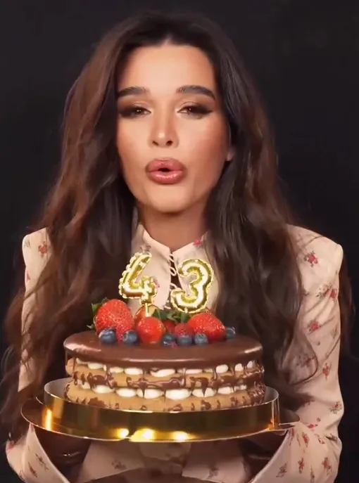 Ксения Бородина с праздничным тортом