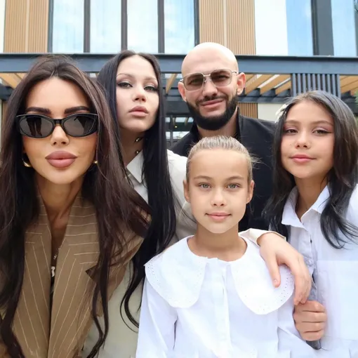 Джиган и Оксана Самойлова с детьми Джиган и Оксана Самойлова с детьми