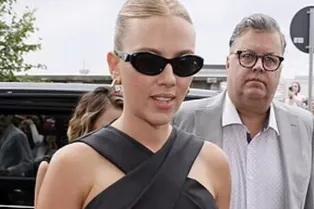 Звезда в черном мини-платье с перекрестными бретелями: Скарлетт Йоханссон появилась на Неделе моды в Милане Звезда в черном мини-платье с перекрестными бретелями: Скарлетт Йоханссон появилась на Неделе моды в Милане