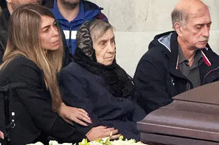 90-летняя мама Сергея Соседова сидела у его гроба рядом с сыном и невесткой — фото, видео 90-летняя мама Сергея Соседова сидела у его гроба рядом с сыном и невесткой — фото, видео
