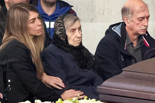90-летняя мама Сергея Соседова сидела у его гроба рядом с сыном и невесткой — фото, видео 90-летняя мама Сергея Соседова сидела у его гроба рядом с сыном и невесткой — фото, видео